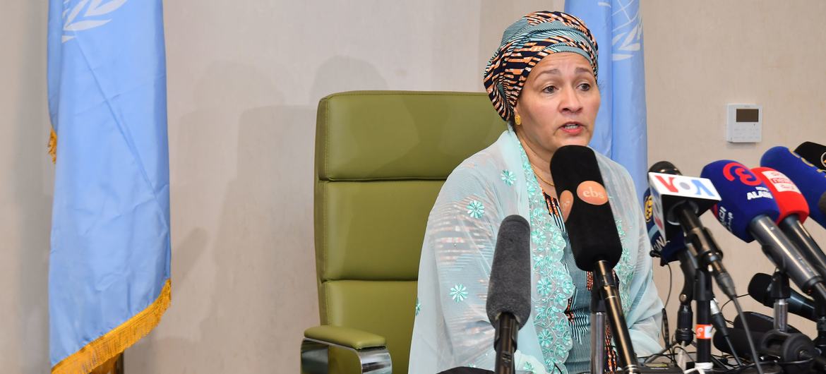 常务副秘书长阿明娜·穆罕默德在埃塞俄比亚向媒体介绍其出访情况。
