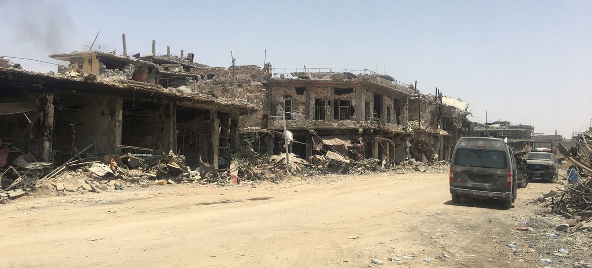 أبنية متضررة في المدينة القديمة في غرب الموصل، العراق.