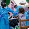 काँगो लोकतांत्रिक गणराज्य के गोमा में एक महिला को टीका लगाया जा रहा है.