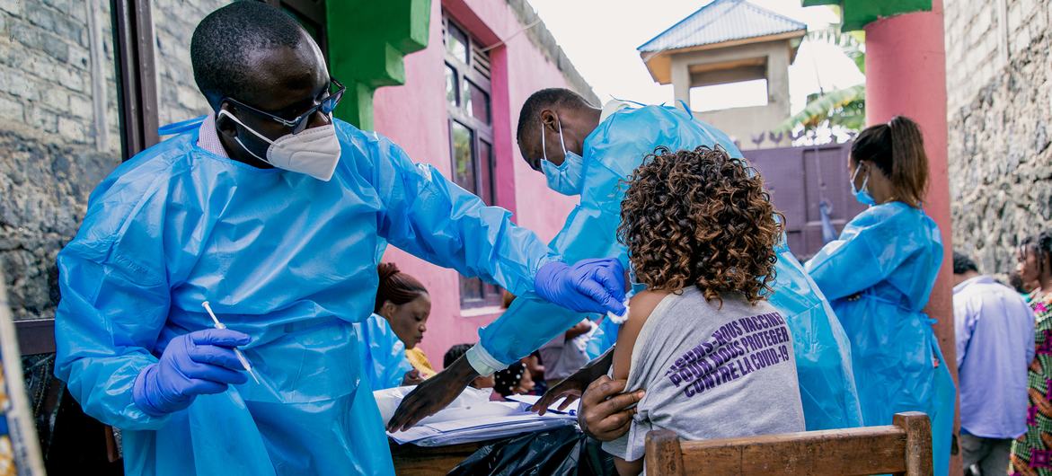 Une femme est vaccinée contre le COVID-19 à Goma, en République démocratique du Congo.