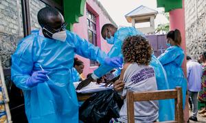刚果民主共和国戈马的一名妇女正在接种新冠疫苗。