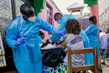 刚果民主共和国戈马的一名妇女正在接种新冠疫苗。