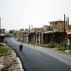 伊拉克儿童走过一个曾被达伊沙恐怖组织摧毁的市场。
