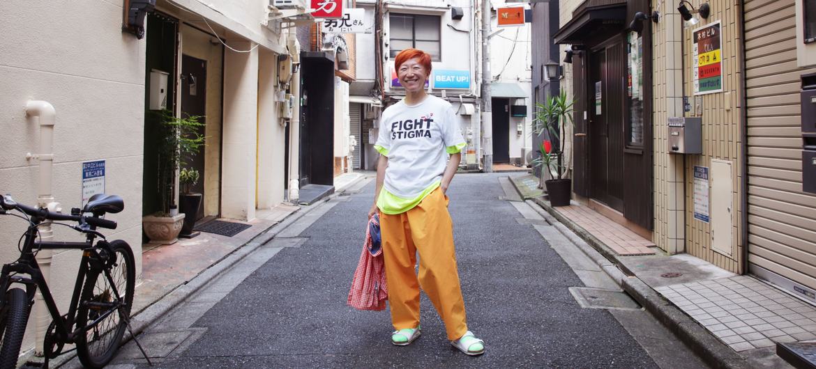 Jun Araki luciendo una camiseta reivindicativa con el lema "Combatir el estigma", en las calles de su natal Tokyo (Japón).
