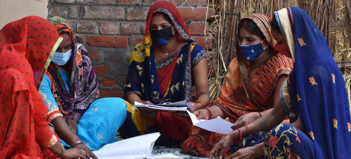 धनापुर गाँव में ख़रीद के आँकड़ों का मिलान करती महिला किसान