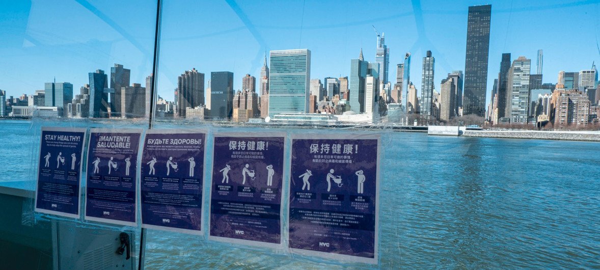 Avisos de salud pública en varios idiomas en una terminal de ferry en la ciudad de Nueva York por la epidemia de Coronavirus