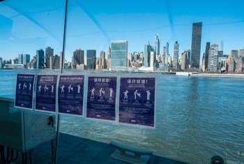 Avisos de salud pública en varios idiomas en una terminal de ferry en la ciudad de Nueva York por la epidemia de Coronavirus