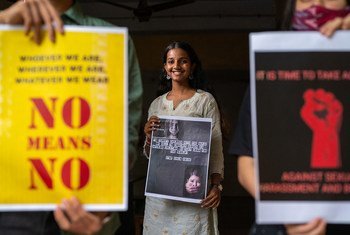 Mujeres jóvenes se pronuncian contra la violencia de género en la India.