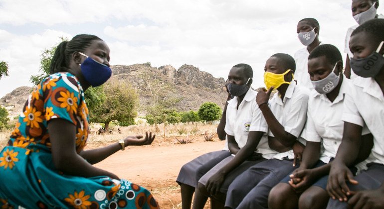 تلميذات في إحدى المدارس في أوغندا يناقشن العنف ضد النساء مع سيّدة من "نادي فتيات في التعليم".