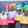 तन्ज़ानिया में एसडीजी मामलों पर युवा दूत पॉल सिनिगा अन्य युवजन के साथ.