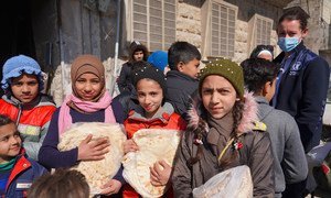 Children receive bread from a bakery in Aleppo, Syria, where WFP are assisting with food distribution.