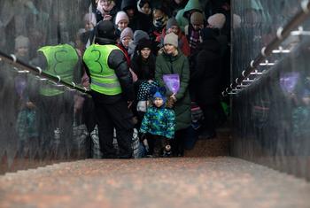 En pleine escalade du conflit en Ukraine, des personnes dans une gare de Lviv, dans l'ouest de l'Ukraine, attendent de monter dans un train d'évacuation vers Przemysl, en Pologne.