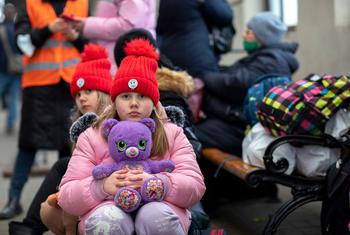 وسط الصراع المتصاعد في أوكرانيا ، ينتظر الناس في محطة سكة حديد في لفيف، غرب أوكرانيا، ركوب قطار الإجلاء إلى برزيميسل، بولندا.