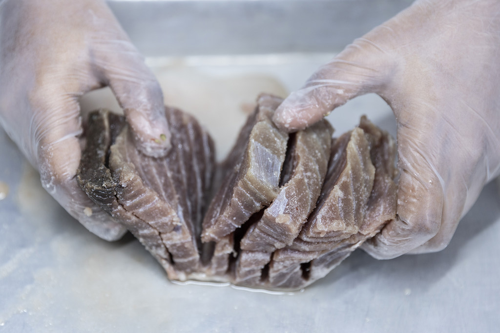 4 أكتوبر 2021، بركاء، عمان - عامل مصنع في Sea Delight يقوم بتعبئة الأسماك المملحة وإعدادها للتزويد والتوزيع.