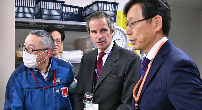 مدير عام الوكالة الدولية للطاقة الذري، رافائيل غروسي، يزور محطة فوكوشيما للطاقة النووية خلال زيارة رسمية إلى اليابان في 26 شباط/فبراير 2020.