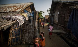أطفال يلهون في مخيم للنازحين بسبب العنف في ميانمار، في مخيم يقع في راخين كانون الثاني-يناير 2019