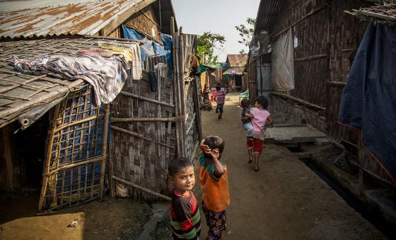 El 29 de enero de 2019 en Mynamar, los niños juegan en el campamento musulmán de personas desplazadas internamente (IDP) de Thet Kel Pyin en Sittwe, la capital del estado de Rakhine.