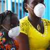 Mama na bintiye wakiwa wamevaa barakoa kujilinda dhidi ya virusi vya corona katika kituo cha afya Abidjan, Côte d'Ivoire.