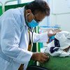 在也门亚丁的一处医疗设施内，纳赛尔·卡塞姆·萨米（Nasser Qassem Sami）正在给一名艾滋病病毒感染者提供护理服务和药品。 