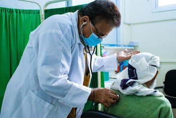 在也门亚丁的一处医疗设施内，纳赛尔·卡塞姆·萨米（Nasser Qassem Sami）正在给一名艾滋病病毒感染者提供护理服务和药品。 