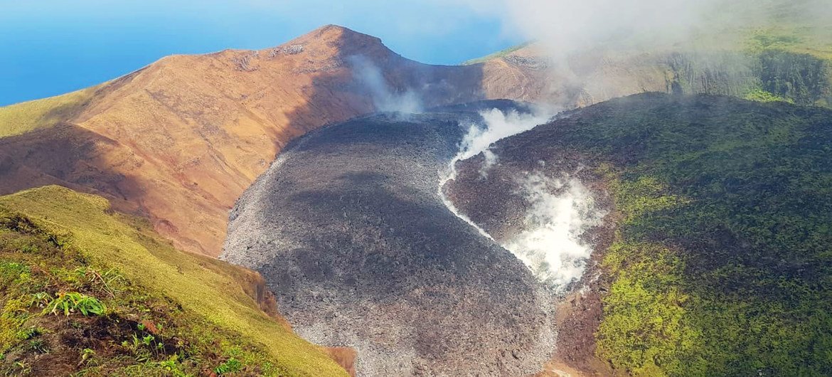 Erupção do vulcão La Soufrière em São Vicente e Granadinas, no Caribe, faz cerca de 20 mil pessoas evacuarem suas casas. 