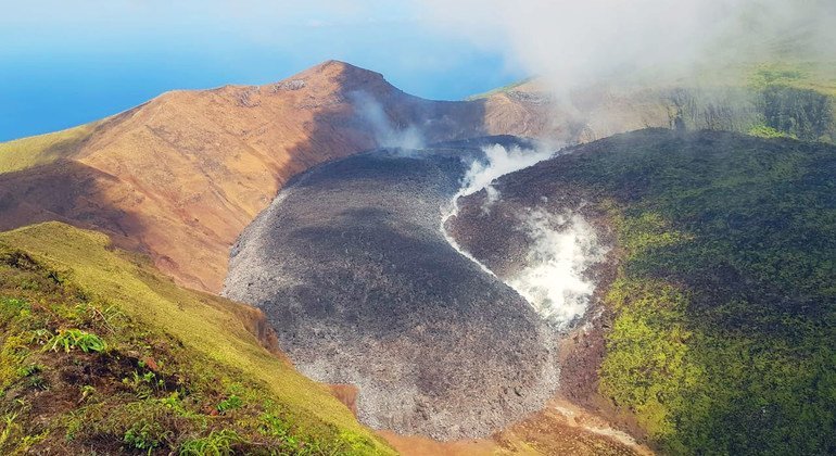 قمة بركان لا سوفريير في سانت فنسنت وجزر غرينادين منذ 1 نيسان/أبريل 2021.