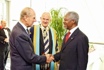 Prince Phillip ambaye ni Duke of Edinburgh (kushoto) alipokutana na hayati Kofi Annan, Katibu Mkuu wa UN huko Edinburgh, Scotland mwaka 2005.
