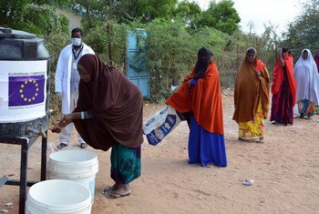 达达布难民营的难民遵守新冠预防规程认真洗手。