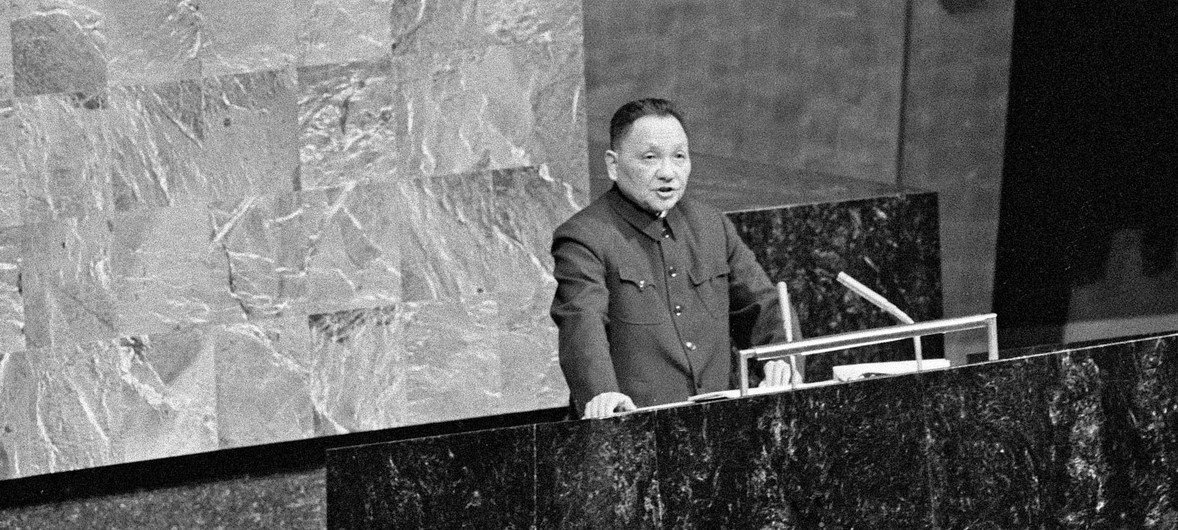 1974年，时任国务院副总理的邓小平率中国代表团出席联合国大会第六届特别会议并发言。