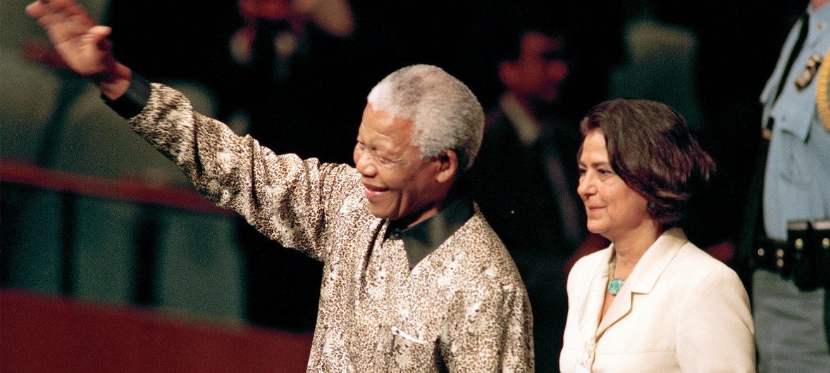 Nelson Mandela, presidente de Sudáfrica, entra en la Asamblea General de la ONU en 1998.