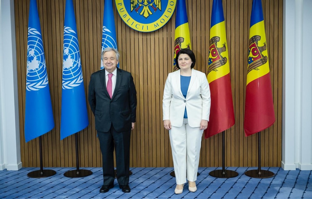 Katibu Mkuu wa UN Antonio Guterres (kushoto) akiwa na mwenyeji wake Waziri Mkuu wa Moldova Natalia Gavrilița.