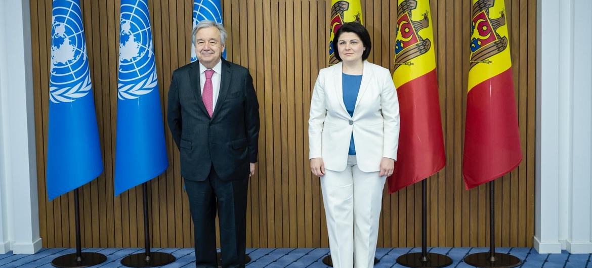 На фото: Генеральный секретарь Антониу Гутерриш встречается с премьер-министром Молдовы Натальей Гаврилицей.