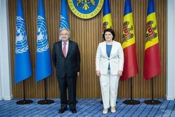 На фото: Генеральный секретарь Антониу Гутерриш встречается с премьер-министром Молдовы Натальей Гаврилицей.