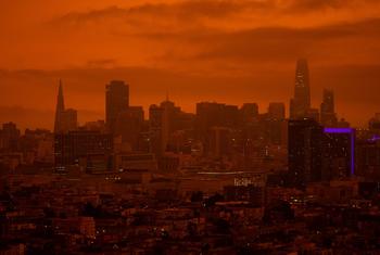अमेरिका के कुछ हिस्सों में जंगल की आग फैलने से, सैन फ्रांसिस्को का आकाश.