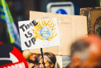 Участники протестов в Германии против глобального изменения климата.