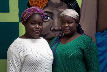 Jessica y Jess Valcin son hermanas gemelas nacidas en Haití. Llegaron a Tijuana, México, en 2017 y han estado brindando su apoyo al albergue Espacio Migrante desde ese momento, como líderes de la comunidad haitiana.