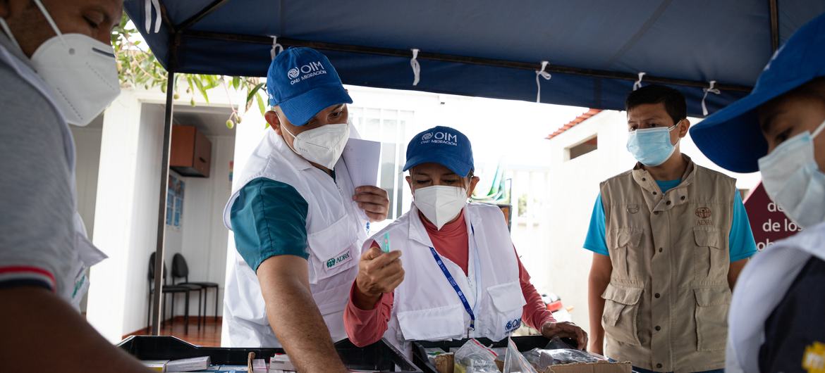 El doctor Keny y sus compañeros forman parte de la asistencia médica de la OIM a la población migrante y refugiada en Huaquillas. (Ecuador). 