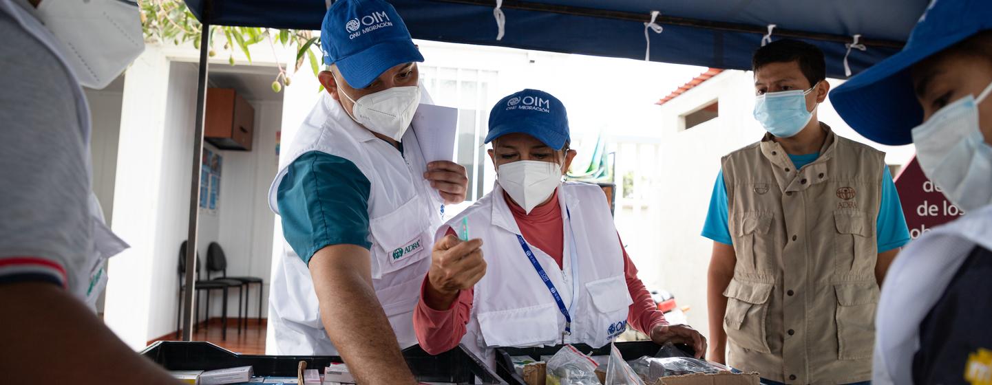 El doctor Keny y sus compañeros forman parte de la asistencia médica de la OIM a la población migrante y refugiada en Huaquillas. (Ecuador). 