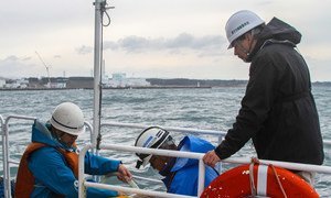 2013年11月，国际原子能机构与日方工作人员在福岛核电站周围海域收集海水样本。