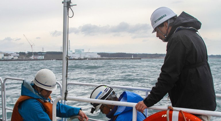 الوكالة الدولية للطاقة الذرية تراقب جمع عينات من مياه البحر قرب محطة فوكوشيما المنكوبة. (7 نوفمبر 2013)