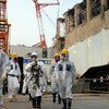 国际原子能机构工作人员查看福岛第一核电站4号反应机组。
