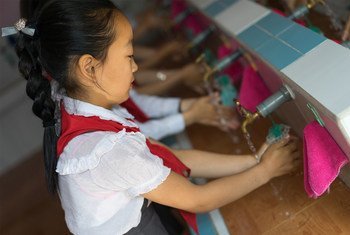 Crianças em um jardim de infância lavam as mãos em uma instalação apoiada pelo Unicef na Coreia do Norte.