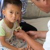 朝鲜黄海南道峯泉郡，一名营养不良的男童正在接受检查。（2019年图片）