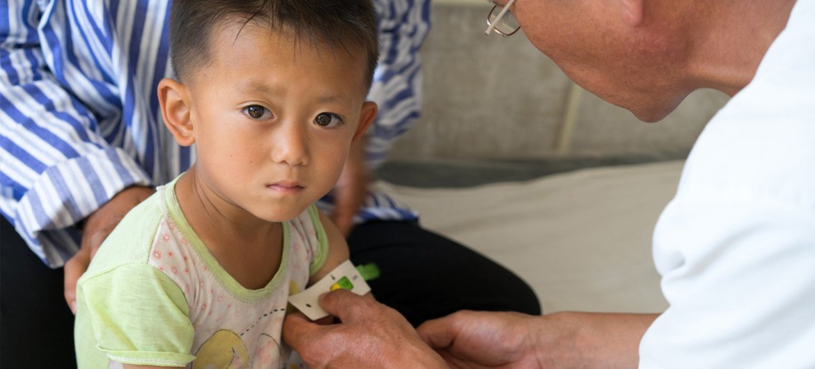 朝鲜黄海南道峯泉郡，一名营养不良的男童正在接受检查。（2019年图片）