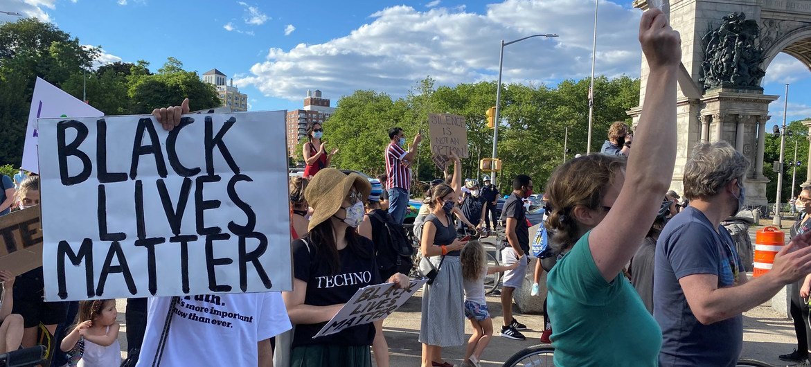نیو یارک کے بروکلین میں نسل پرستی کے مخالف مظاہرین افریقی نژاد امریکی جارج فلائیڈ کے قتل کے لیے انصاف کا مطالبہ کرتے ہوئے مظاہرہ کر رہے ہیں۔