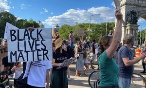 纽约布鲁克林的反种族主义抗议者示威，要求为杀害非裔美国人乔治·弗洛伊德的行为伸张正义。