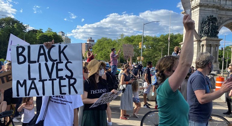 الاحتجاجات تعم العديد من المدن في الولايات المتحدة من بينها نيويورك احتجاجا على العنصرية