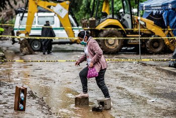 Una mujer camina en El Salvador en medio de los daños causados por la tormenta tropical Amanda en mayo.