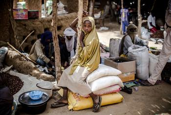 فتاة تبيع الوجبات الخفيفة في أحد أسواق تانوت في النيجر.