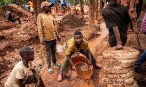Unos niños trabajando en una mina de Kivu del Sur, en la República Democrática del Congo